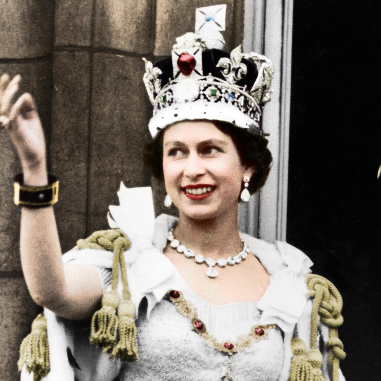Isabel II con la corona que lleva el diamante Koh-i-Noor el día que fue proclamada reina.