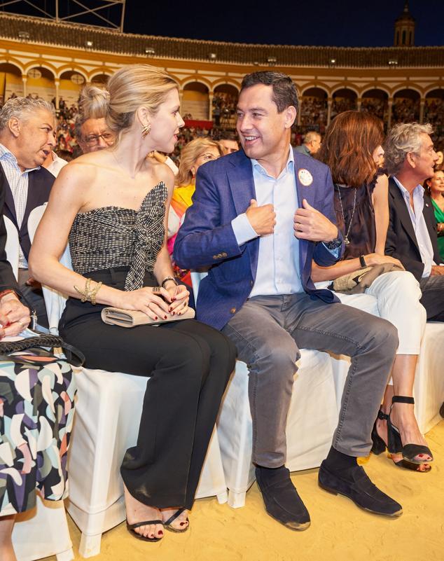 Y si eres de las que prefieres opciones de pantalón, Manuela también tiene una propuesta para ti. Triunfar con un pantalón negro es muy fácil si añades un top sofisticado como el que escogió para el concierto de Manuel Soto de este verano.