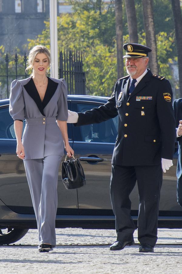Manuela demostró lo buena opción que es un traje de chaqueta en un look de invitada con este diseño tan original. Se trataba de un dos piezas gris con chaqueta de manga corta abullonada que llevó en la investidura de la Junta de Andalucía en 2019. Era un conjunto de Vogana, una firma española especializada en looks de invitada, con el que marcó con estilo el inicio de su etapa como "primera dama".