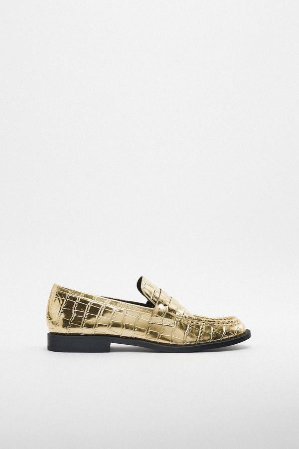 Mocasines metalizados dorados con tejido efecto piel de coco, antifaz y puntera redonda, de Zara. Su precio es de 29,95 euros.