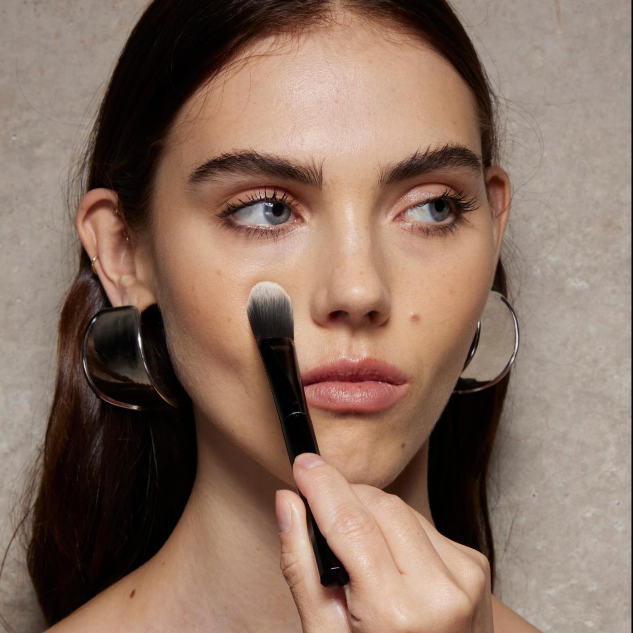 Aplica estos polvos al final de tu maquillaje.