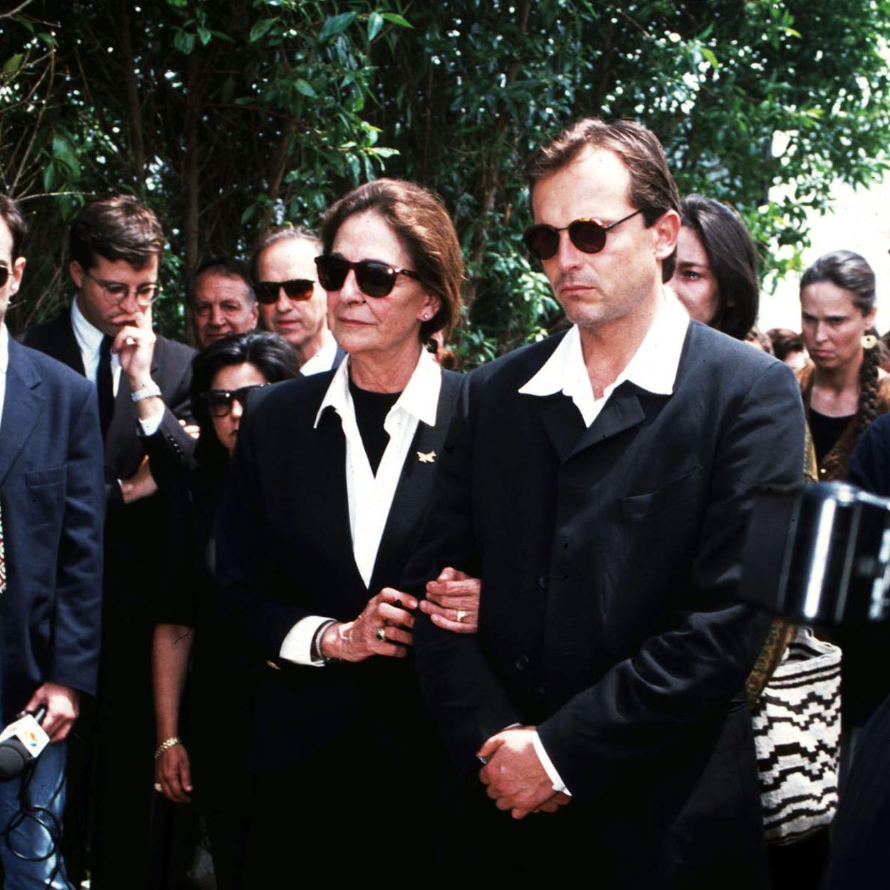 Rosario Primo de Rivera y Miguel Bosé, en el entierro de Luis Miguel Dominguín en Sotogrande, en 1996. 