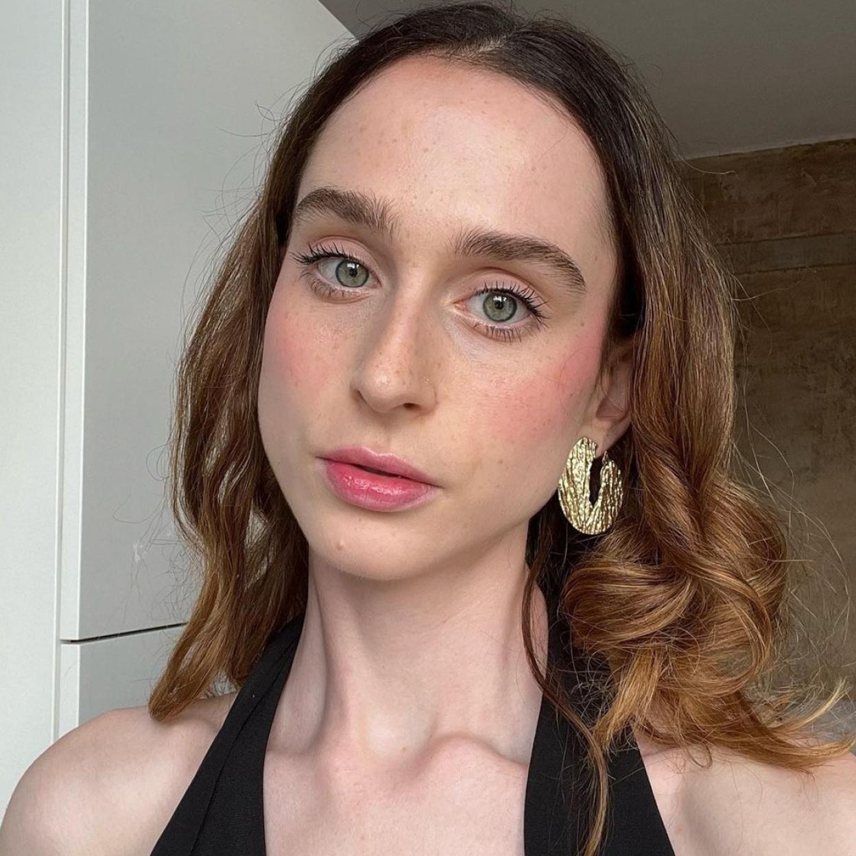 El truco viral para conseguir una base de maquillaje más natural, bonita y efecto glow es muy fácil