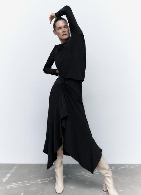 Imagen - Vestido negro drapeado de Zara. Foto: Zara.