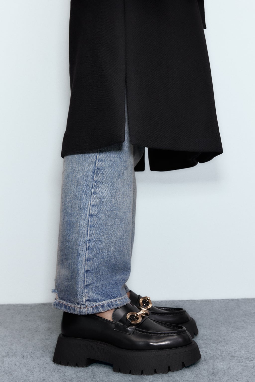 La versión track del clásico zapato mocasín. Zapatos negros con plataforma de Zara (39,99 euros). 