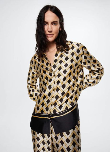 Imagen - Camisa estampado geométrico de Mango, 29,99€.
