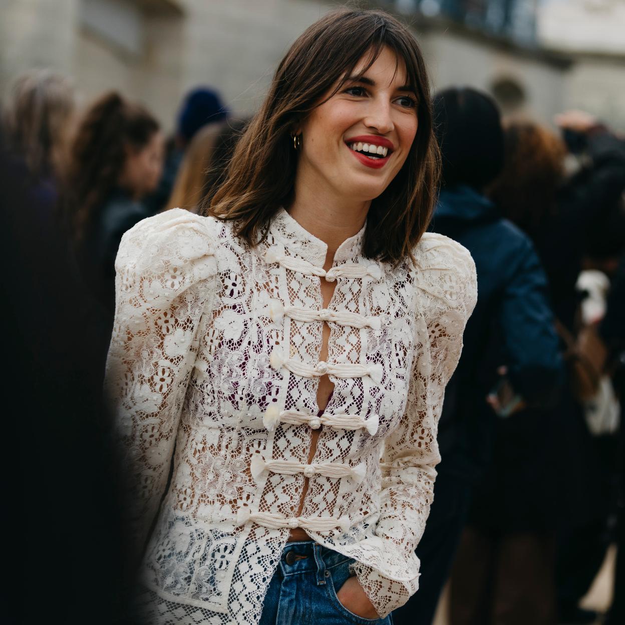 La influencer y diseñadora Jeanne Damas con una blusa amplia y unos vaqueros.
