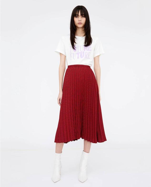 Falda midi plisada con tiro alto, bajo acabado en evasé y estampado de pata de gallo, rojo y negro, de Compañía Fantástica. Está disponible en El Corte Inglés por 59,95 euros.