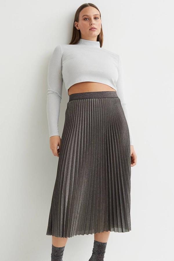 Falda midi plisada en tejido con brillante con glitter, tiro alto y cintura elástica, color gris, de H&M. Cuesta 29,99 euros.