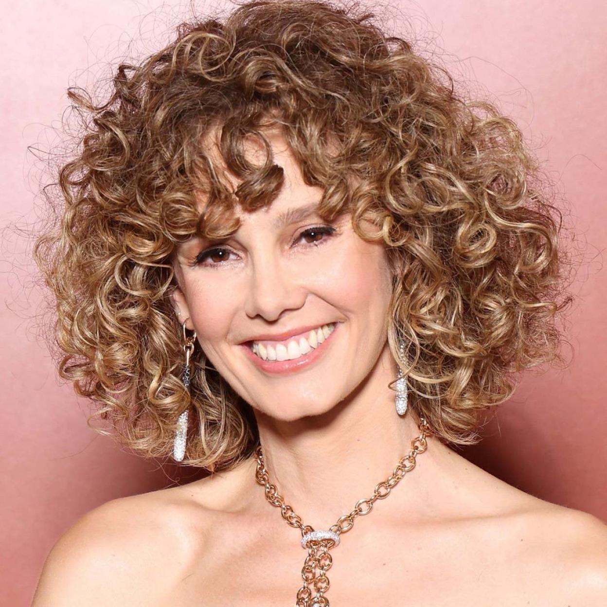 La actriz Esther Acebo presume de un pelo rizado perfecto.