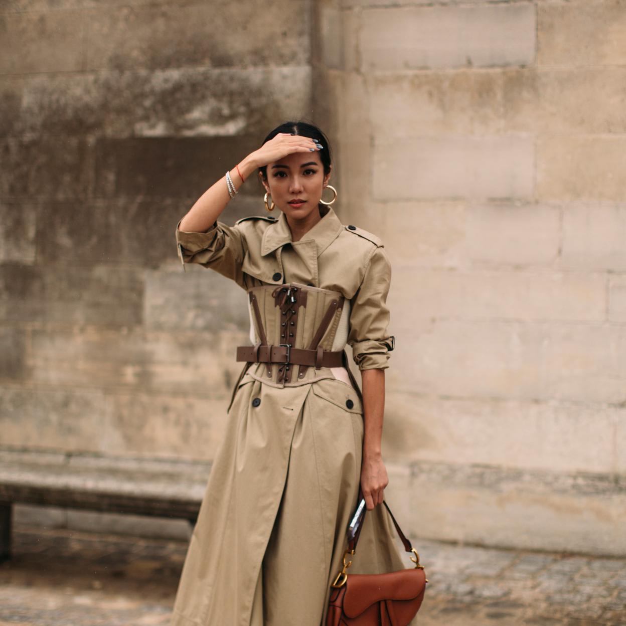 La influencer lleva una gabardina a modo de vestido que entalla con la ayuda de un cinturón ancho.