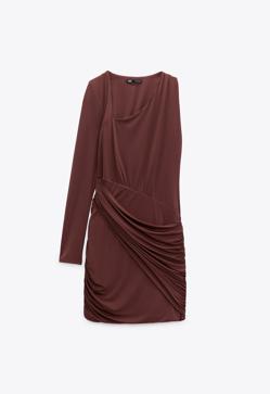 Imagen secundaria 2 - Vestido mini de color marrón con drapeado de Zara. Foto: Zara.