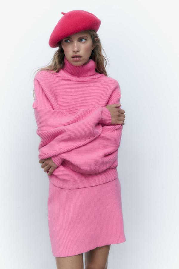 Es uno de los colores estrella de la temporada otoño-invierno. Boina de lana de Zara (15,99 euros). 