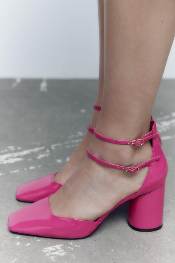 Unos vistosos zapatos con pulsera doble en charol de color rosa. Zapatos de Zara (39,99 euros). 