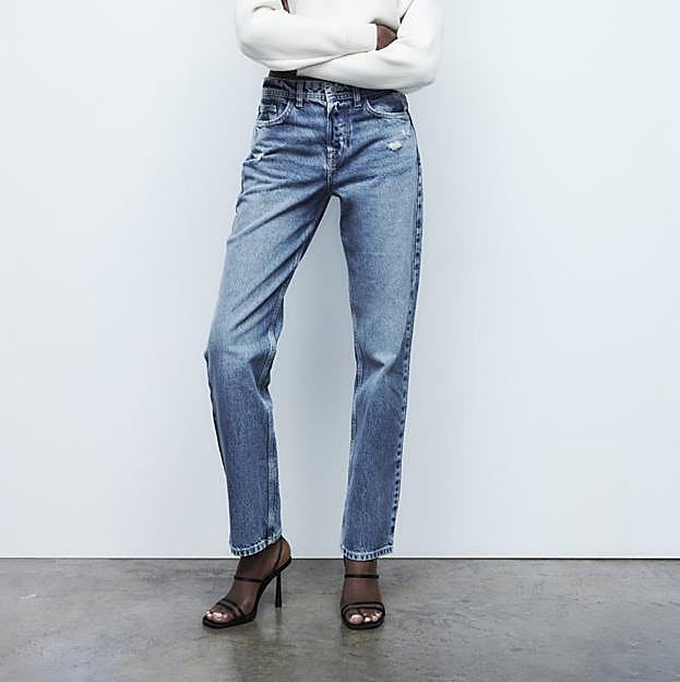 Imagen principal - El par de vaqueros más atemporal y que mejro sienta está en la colección de otoño-invierno de Zara. Vaqueros rectos en azul lavado de Zara (29,99 euros). 
