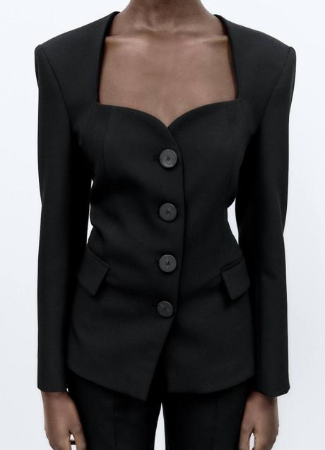 Imagen - Blazer negra entallada con escote corazón