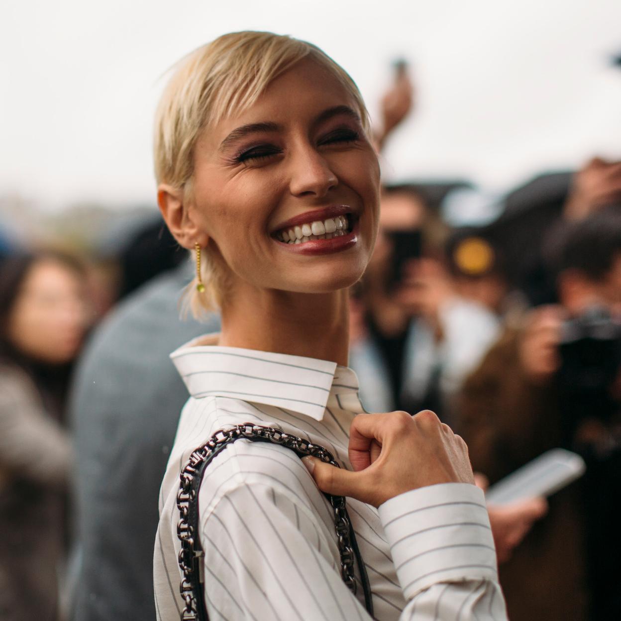 El estrés genera más problemas cutáneos de los que te imaginas. Gracias a él pueden aparecer acné, urticaria, manchas en la piel y un aceleramiento del envejecimiento cutáneo. 