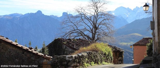 Este balcón a los Picos de Europa no llega a los 100 vecinos. En Asiego podemos encontrar desde yacimientos arqueológicos como la cueva prehistórica Covaciella, declarada Patrimonio de la Humanidad en 1994, hasta resquicios medievales. Destaca por su famosa fábrica de quesos de cabrales, oficio que surge por el interés en aprovechar el excedente lácteo de su ganadería.