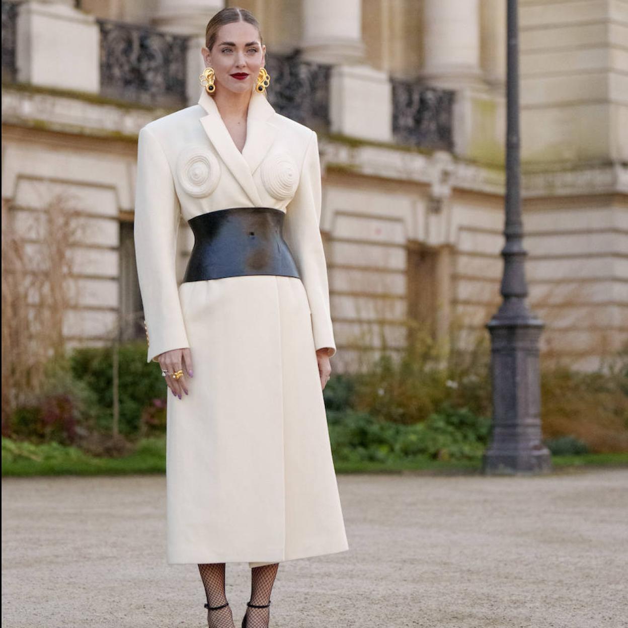 Chiara Ferragni luce un look con cinturón fajín en tendencia