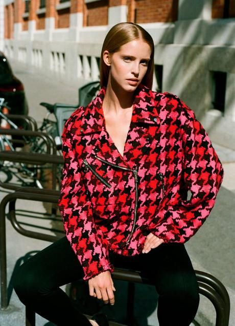 Imagen - Chaqueta con estampado de pata de gallo rosa y rojo de Mango