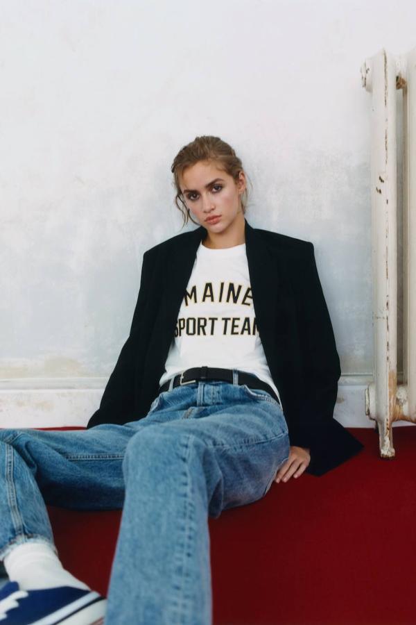 Camiseta oversize con silueta relajada, manga corta, cuello redondo y mensaje a contraste, en tono blanco, de Zara. El precio es de 15,95 euros.