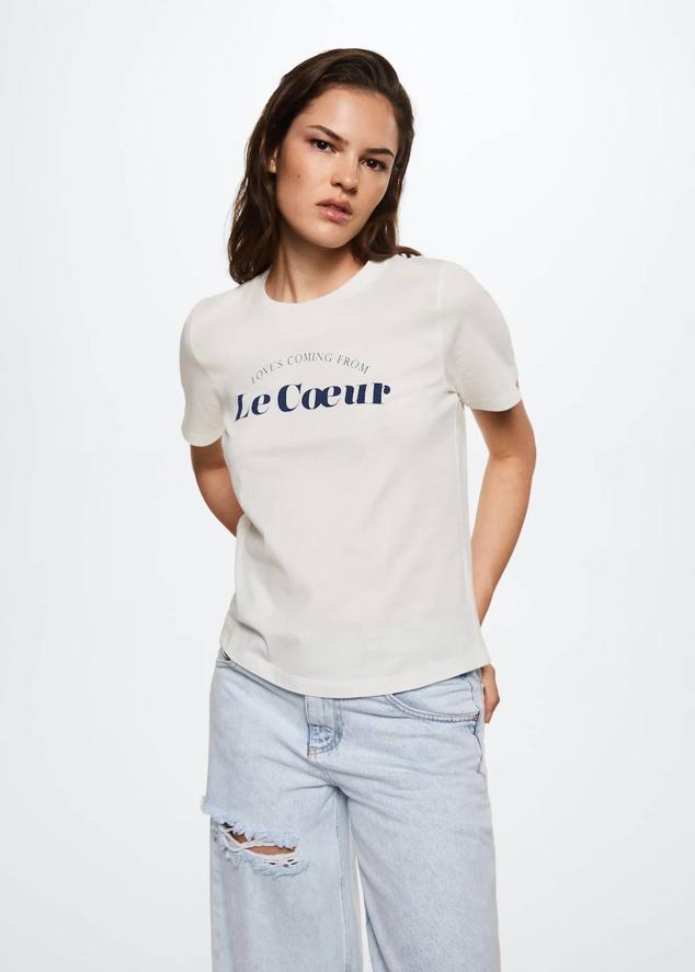 Camiseta básica estampada con mensaje, manga corta y cuello redondo, color blanco, de Mango. La encontrarás a 7,99 euros.
