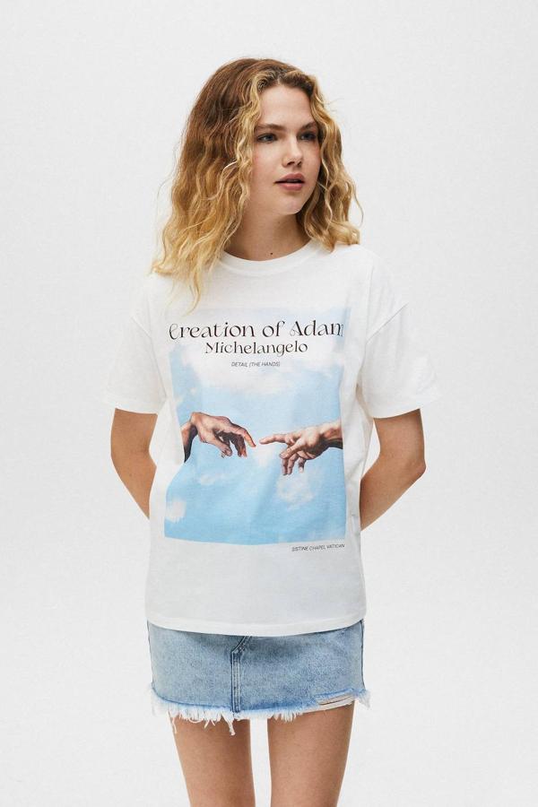 Camiseta básica de manga corta con ilustración de pintura clásica, en color blanco, de Pull&Bear. Hazte con ella por 15,99 euros.