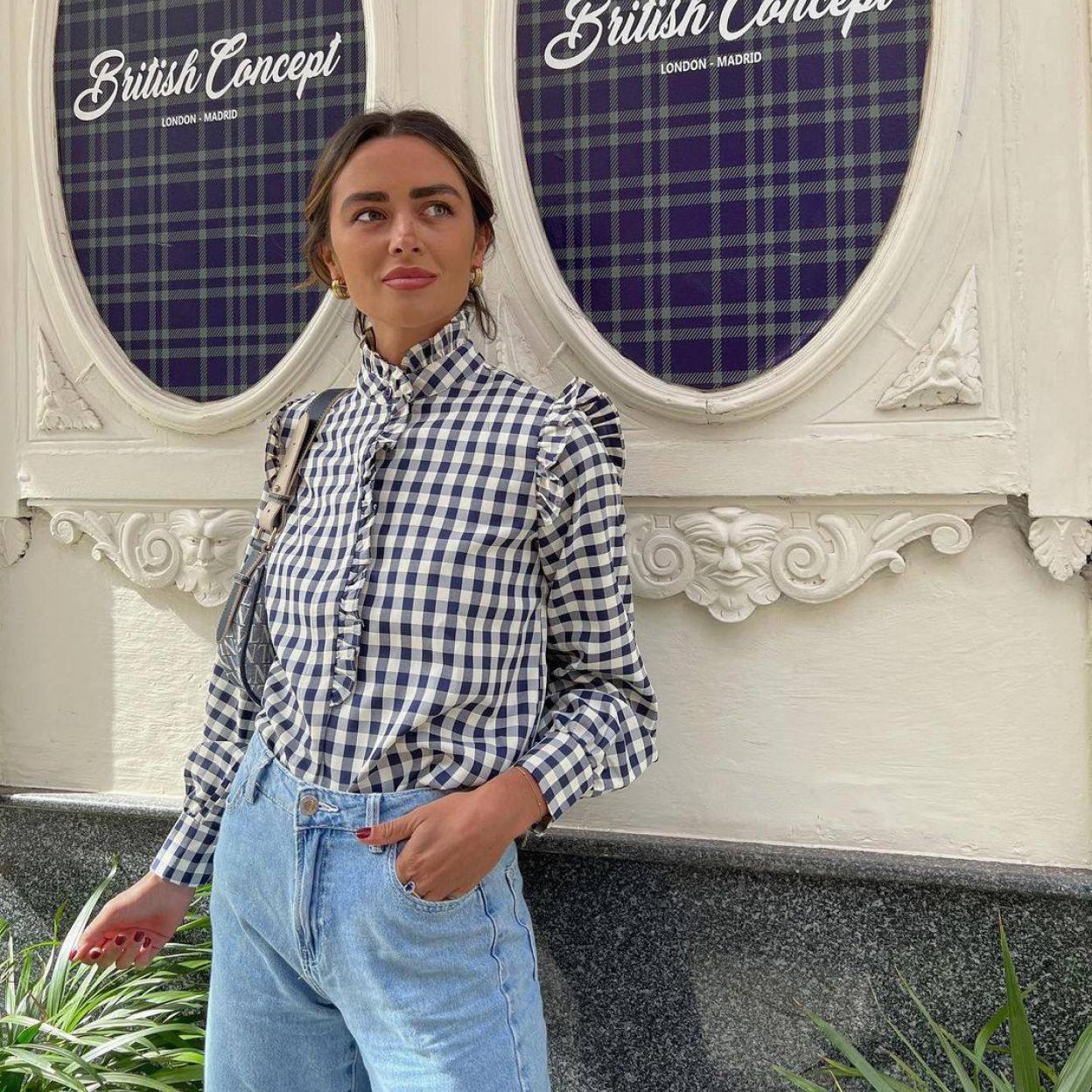 La combinación de camisa de cuadros y vaqueros es un look que siempre queda elegante