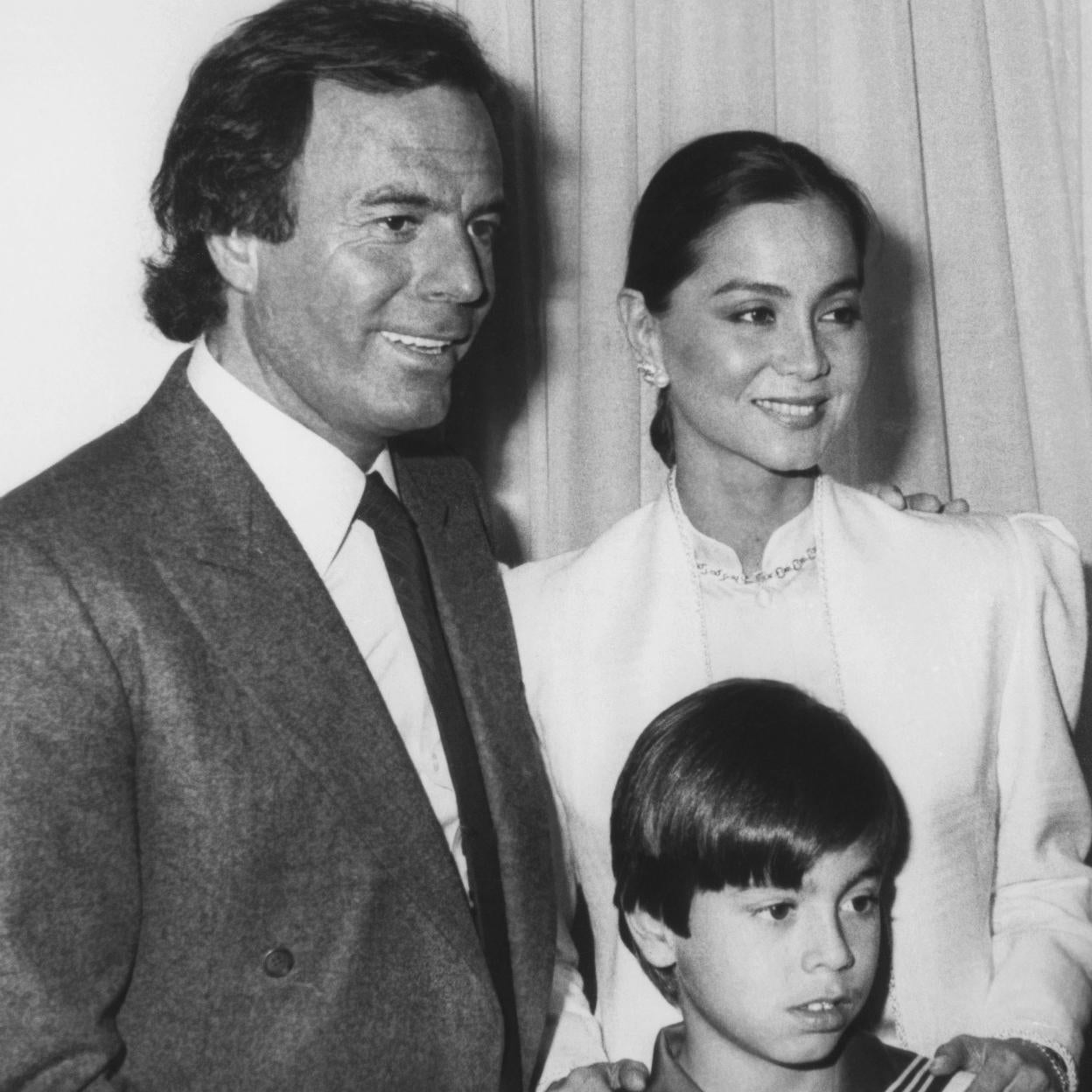 Julio Iglesias e Isabel Preysler posan con su hijo Enrique Iglesias.