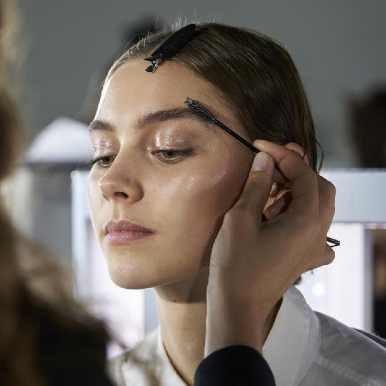 El maquillaje de cejas es esencial.