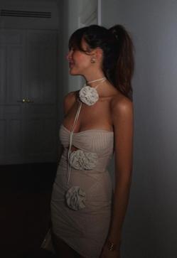 Imagen secundaria 2 - Así llevan la flor las influencers.