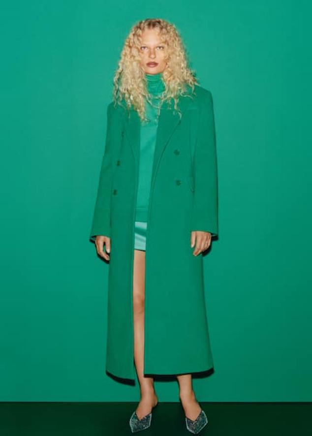 Otro color que no puede faltar en ningún armario este otoño. Abrigo con doble botonadura de Zara (129 euros) 