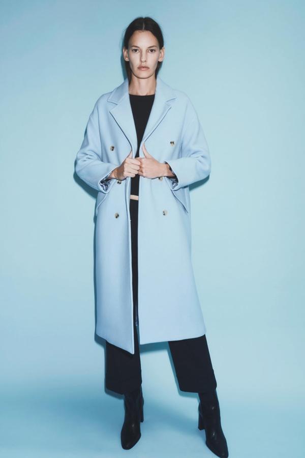 Aunque los tonos vibrantes están acaparando las novedades de otoño, también hay espacio para los colores pastel. Abrigo de doble botonadura de Zara (129 euros). 