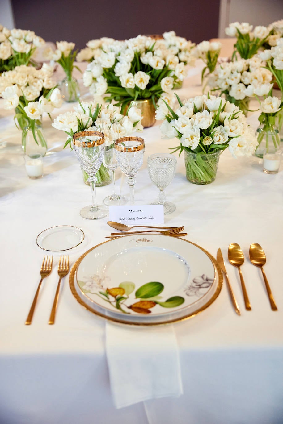 Detalle de la mesa, con cristalería y vajilla de Vista Alegre y flores de Loreto Aycuens.