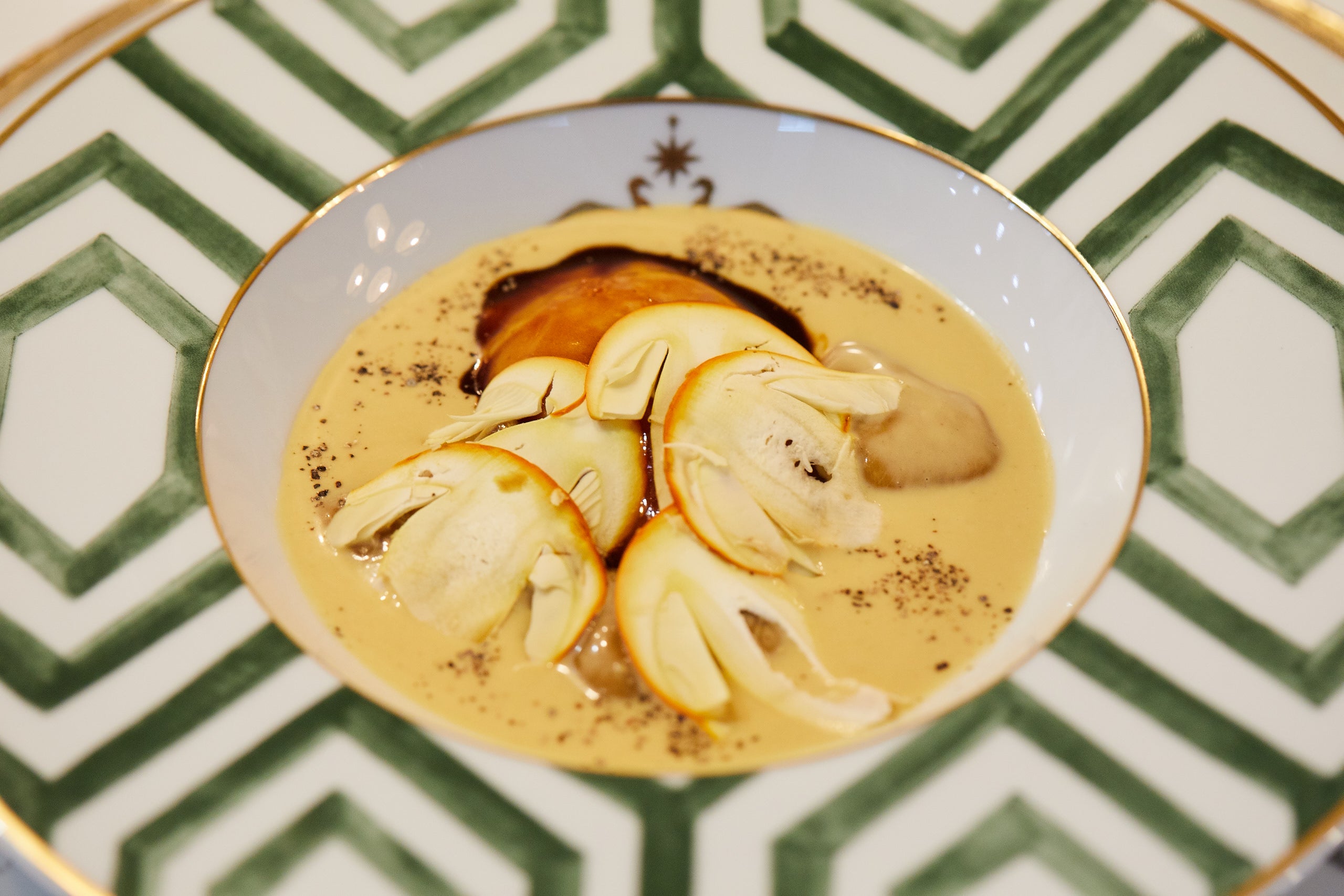 Huevo fresco del día, oronjas, jugo de asado, elaborado por Fina Puigdevall, de Les Cols, en Olot, con dos estrellas Michelin