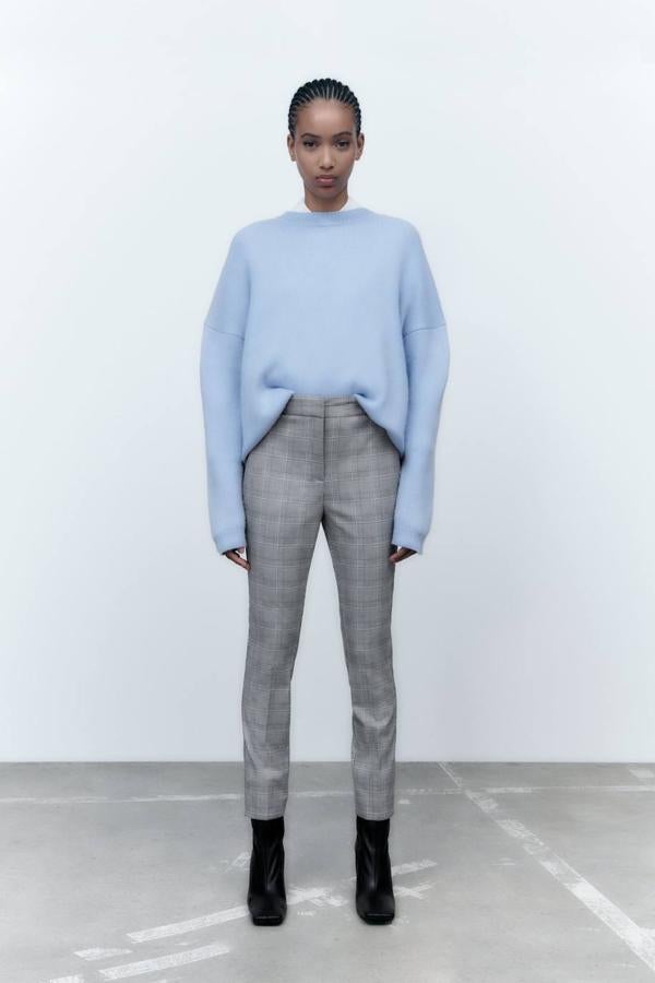 Pantalón jogger con pernera entallada y recta, tiro medio, bolsillos, cintura elástica y estampado a cuadros, en tono gris, de Zara. Hazte con él por 19,95 euros.