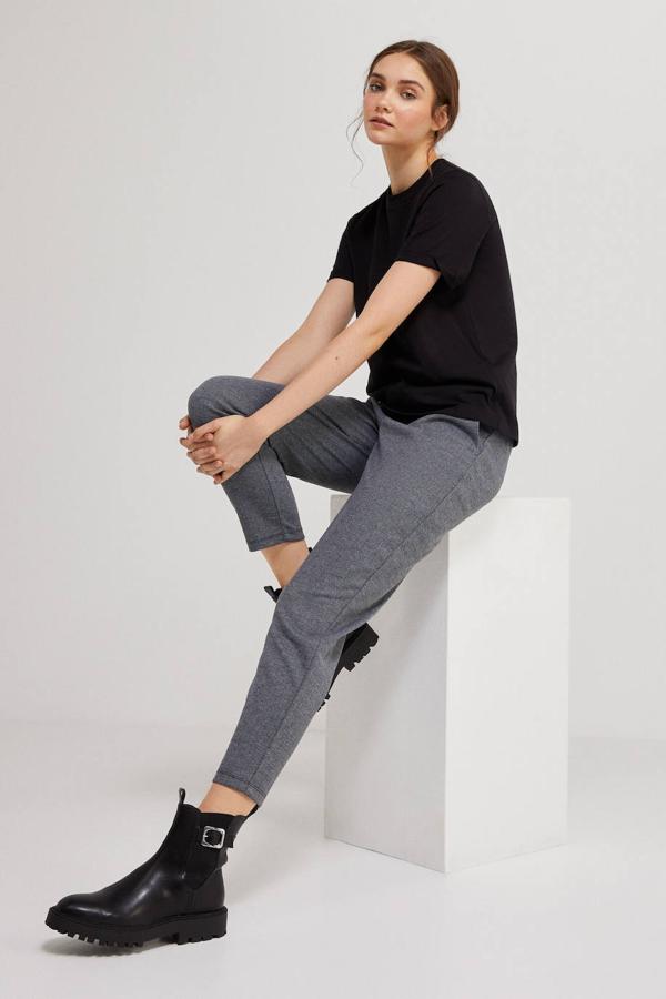 Pantalón jogger con fit relajad,a cintura elástica ajustable, tiro medio, pernera recta y bolsillos laterales, color gris, de Springfield. Tiene un coste de 25,99 euros.