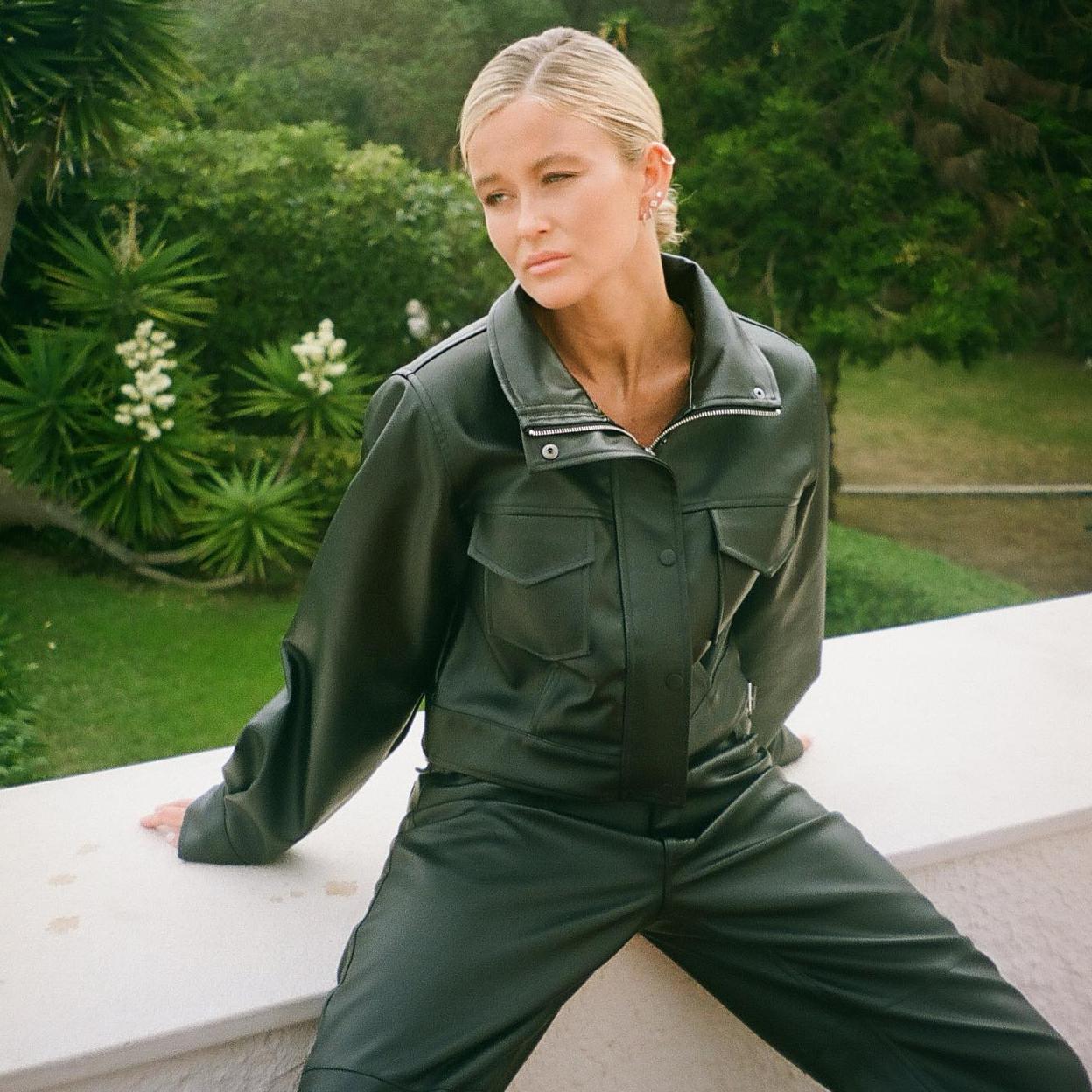 Con estas prendas querrás sumarte a la tendencia del cuero tengas la edad que tengas