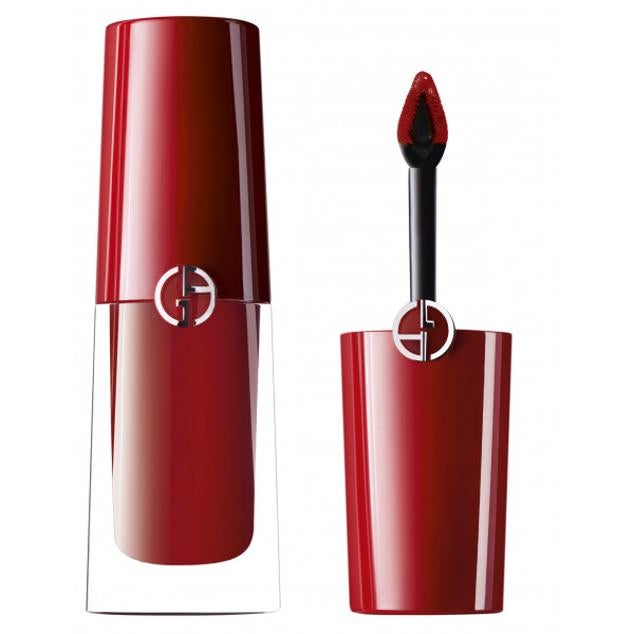 Labial líquido con textura fina, e intensa y acabado mate de Giorgio Armani. Es el Lip Magnet que cuenta con un formato fácil de aplicar y de una duración de hasta 8 horas en perfecto estado. Cómpralo aquí