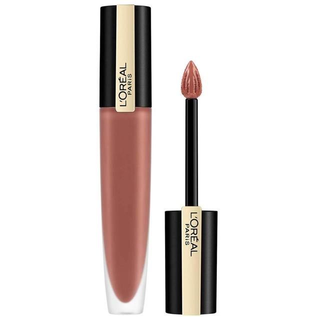 Rouge Signature Matte Liquid Lipstick de L’Oréal resiste a la caída, los pliegues y no tiene transferencia para que con el paso del tiempo los labios y su intensidad permanezca intactos, con duración de hasta 24 horas. Seca y tiene un acabado mate ligero, nada pesado y super cómodo. Cómpralo aquí