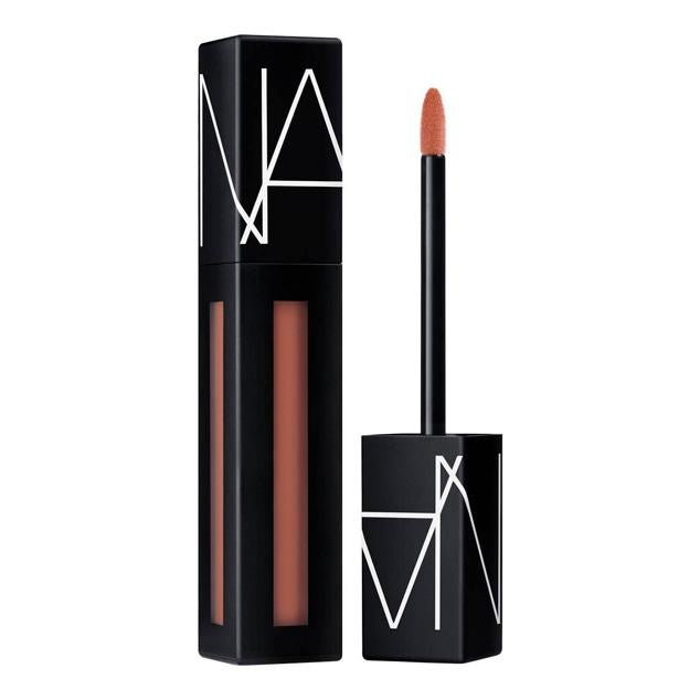 Powermatte Lip Pigment de NARS ofrece intensidad con de color con una textura ligera y super elástica, acabado mate aterciopelado y una duración que resiste a todo, haciendo que su pigmento perdure todo el día inamovible. Cómpralo aquí