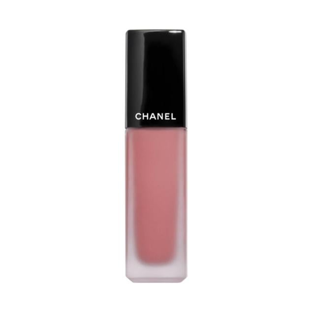 Rouge Allure Ink de Chanel es un tinte líquido con acabado mate y un pigmento intenso que se funde proporcionando hidratación, volumen y un efecto aterciopelado con una duración de 8 horas en las que no se mueve. Cómpralo aquí