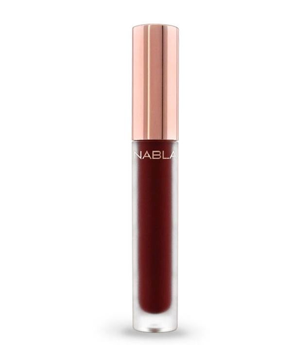 Mate Dreamy Liquid Lipstick de NABLA tiene una fórmula líquida que seca para ofrecer el acabado suave voluminizador más atractivo y con una larga duración que lo resiste todo, sin ser pegajoso. Cómpralo aquí