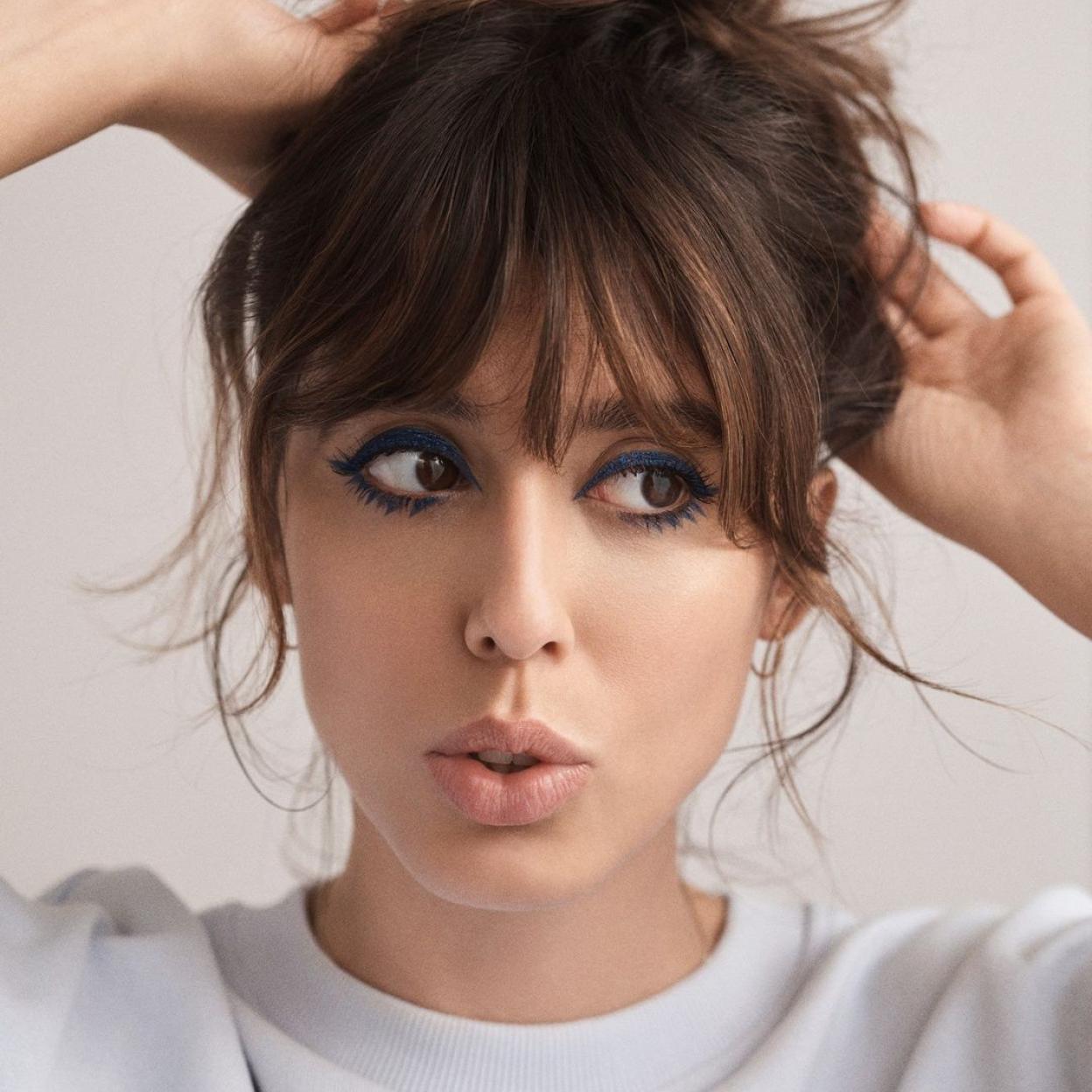 Despidete del clásico negro. Haz como la maquilladora francesa más famosa y apuesta por el maquillaje de ojos azul para abrir la mirada.