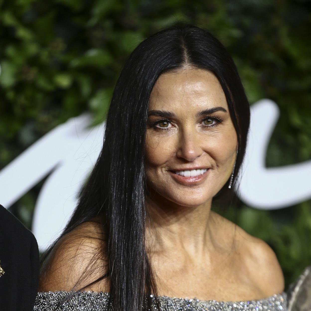 La actriz Demi Moore con un rostro resplandeciente y sin arrugas ni imperfecciones. 