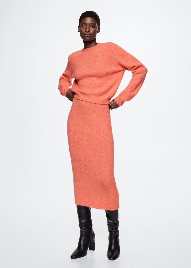 Los total look de punto son una de las apuestas ganadoras de la nueva temporada otoño-invierno. Falda de punto de Mango (29,99 euros). 