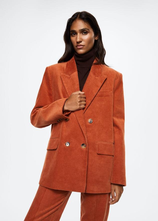 En total look o por separado, esta americana será una de tus prendas favoritas de los próximos meses. Blazer de pana de Mango (69,99 euros). 