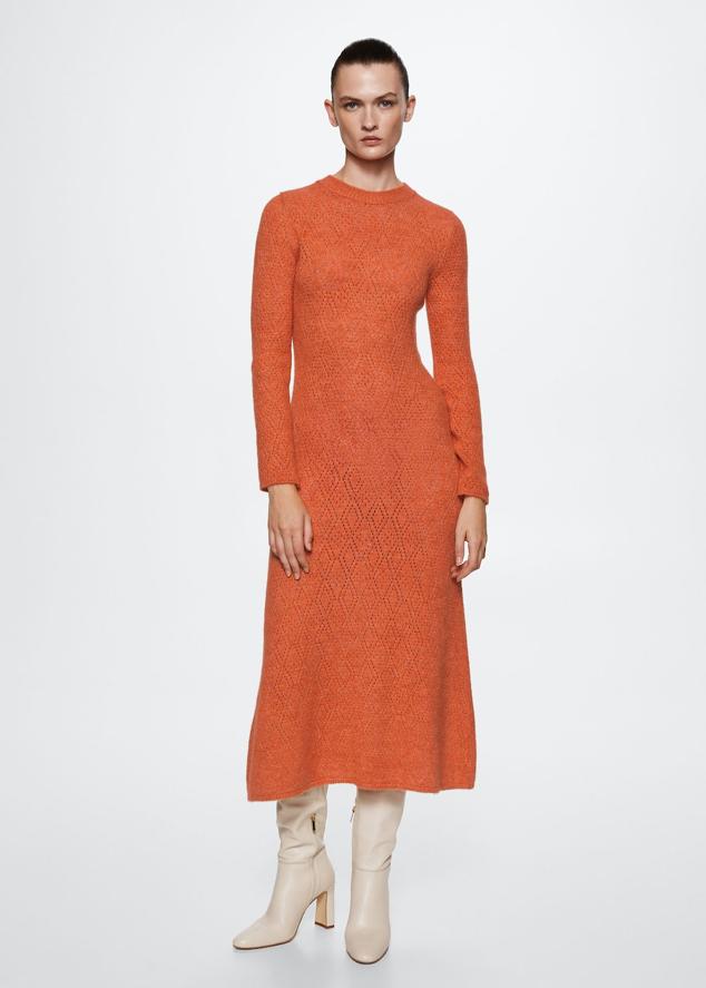 Es una de las prendas estrella de la nueva colección de Mango. Un vestido de punto naranja que podrás llevar con todo. Vestido de manga larga de Mango (49,99 euros). 