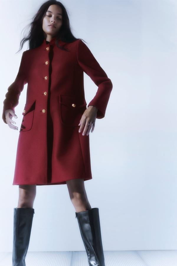 Y el premio al diseño más original se lo lleva este diseño. En color burdeos, con botones dorados y con una silueta muy favorecedora. Abrigo de lana de Zara (109 euros). 