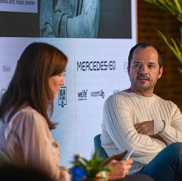 Imagen secundaria 1 - Pablo D'Ors, Ángel Martín y el maestro Lobsang Zopa durante sus intervenciones en Mercedes-EQ Welife Festival